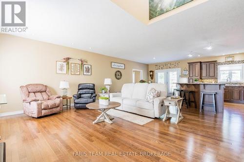 2 Grew Crescent, Penetanguishene, ON - Indoor Photo Showing Living Room