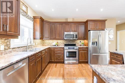 2 Grew Crescent, Penetanguishene, ON - Indoor Photo Showing Kitchen With Double Sink With Upgraded Kitchen