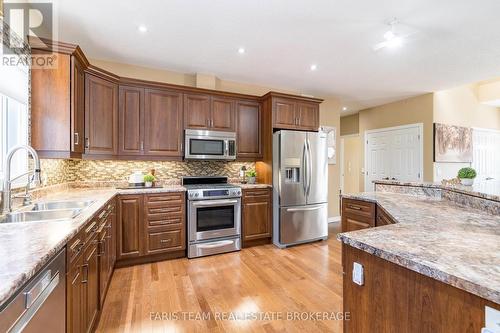 2 Grew Crescent, Penetanguishene, ON - Indoor Photo Showing Kitchen With Double Sink With Upgraded Kitchen