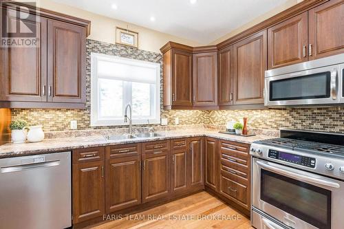 2 Grew Crescent, Penetanguishene, ON - Indoor Photo Showing Kitchen With Double Sink