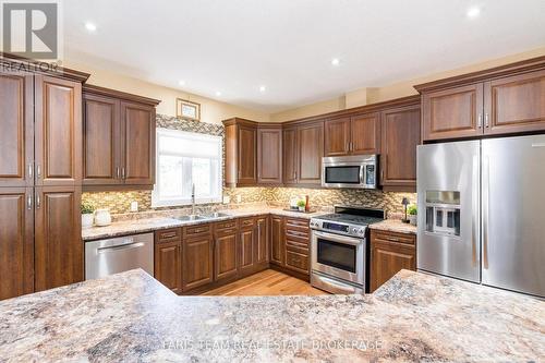 2 Grew Crescent, Penetanguishene, ON - Indoor Photo Showing Kitchen With Double Sink With Upgraded Kitchen