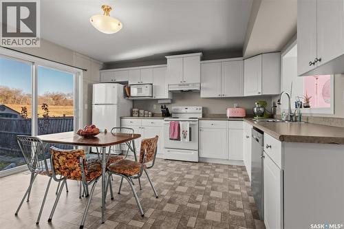215 Rutherford Crescent, Saskatoon, SK - Indoor Photo Showing Kitchen With Double Sink