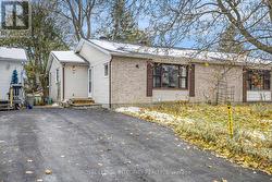 9 SHOULDICE CRESCENT  Ottawa, ON K2L 1M8