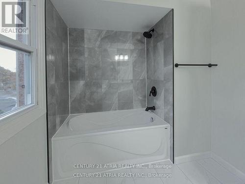 76 Carisbrooke Square, Toronto, ON - Indoor Photo Showing Bathroom