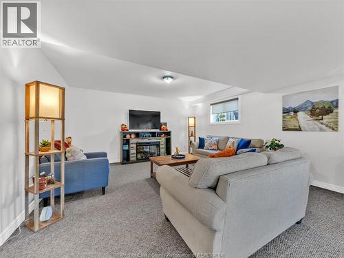 2 Normandy Avenue, Kingsville, ON - Indoor Photo Showing Living Room