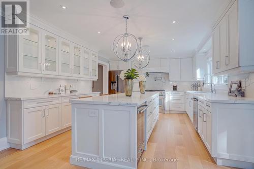 1832 Pine Siskin Court, Mississauga, ON - Indoor Photo Showing Kitchen With Upgraded Kitchen