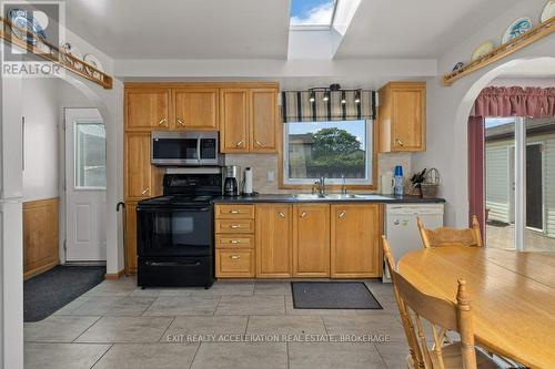 38 Thorncliffe Drive, Belleville (Belleville Ward), ON - Indoor Photo Showing Kitchen With Double Sink