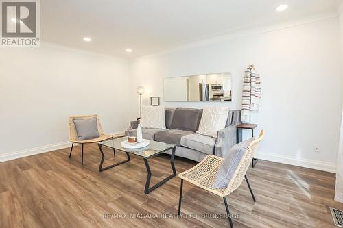 261 Vine Street, St. Catharines (Fairview), ON - Indoor Photo Showing Living Room
