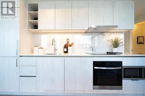 2712 - 8 Wellesley Street W, Toronto, ON - Indoor Photo Showing Kitchen