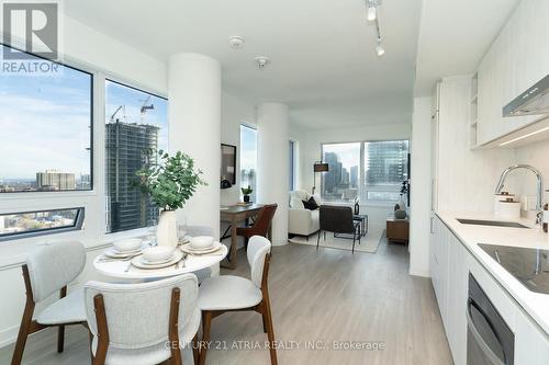 2712 - 8 Wellesley Street W, Toronto, ON - Indoor Photo Showing Dining Room