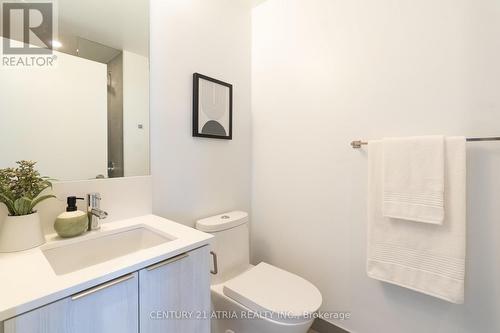 2712 - 8 Wellesley Street W, Toronto, ON - Indoor Photo Showing Bathroom
