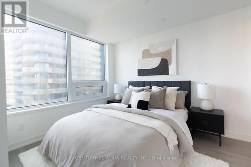 2712 - 8 Wellesley Street W, Toronto, ON - Indoor Photo Showing Bedroom