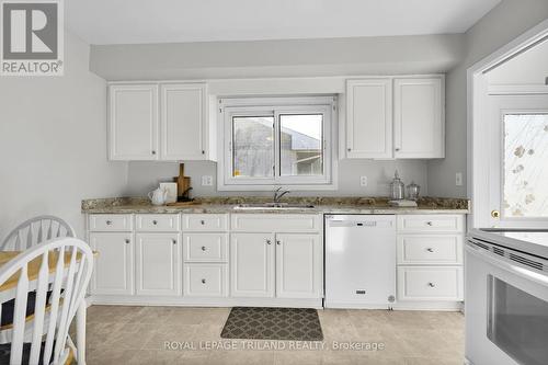 544 Griffith Street, London South (South K), ON - Indoor Photo Showing Kitchen With Double Sink