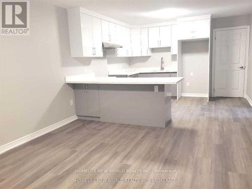 208 Hunting Ridges Grd Drive, Richmond Hill, ON - Indoor Photo Showing Kitchen