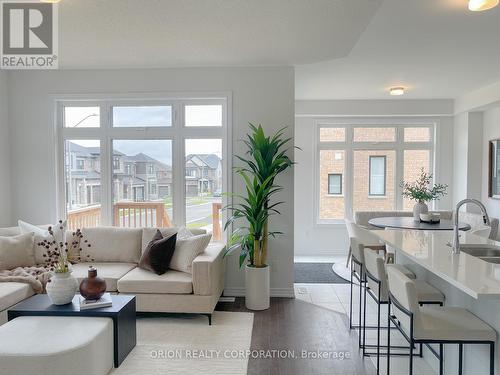 147 Fenchurch Manor, Barrie, ON - Indoor Photo Showing Living Room