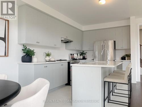 147 Fenchurch Manor, Barrie, ON - Indoor Photo Showing Kitchen With Upgraded Kitchen