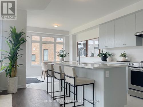 147 Fenchurch Manor, Barrie, ON - Indoor Photo Showing Kitchen With Upgraded Kitchen