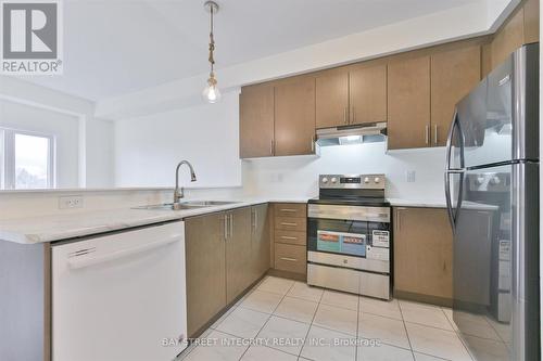 17 Bedford Estates Crescent, Barrie, ON - Indoor Photo Showing Kitchen With Double Sink