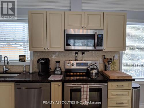 1315 Crossfield Bend, Mississauga, ON - Indoor Photo Showing Kitchen With Stainless Steel Kitchen