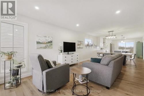 76 Helen Street, North Stormont, ON - Indoor Photo Showing Living Room