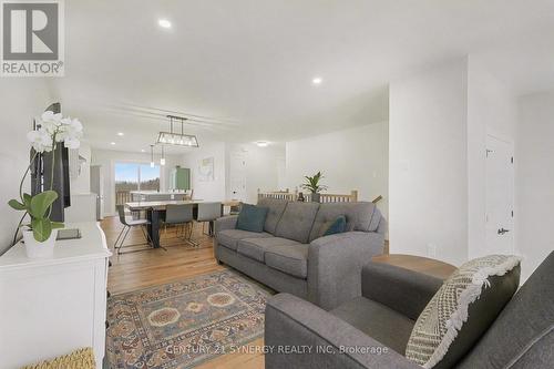 76 Helen Street, North Stormont, ON - Indoor Photo Showing Living Room