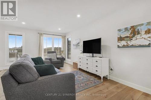 76 Helen Street, North Stormont, ON - Indoor Photo Showing Living Room