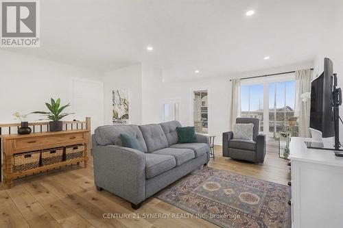 76 Helen Street, North Stormont, ON - Indoor Photo Showing Living Room