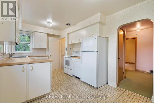 1544 Four Mile Creek Road, Niagara-On-The-Lake (Virgil), ON - Indoor Photo Showing Kitchen