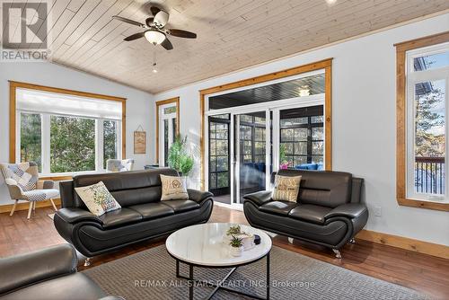 38 Pheasant Street, Kawartha Lakes (Emily), ON - Indoor Photo Showing Living Room