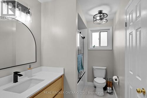 Main Floor Renovated Bath - 22 Countryside Court, Bradford West Gwillimbury, ON - Indoor Photo Showing Bathroom