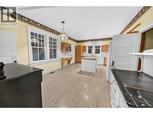 Kitchen - 892 9Th Avenue, Fernie, BC - Indoor Photo Showing Kitchen