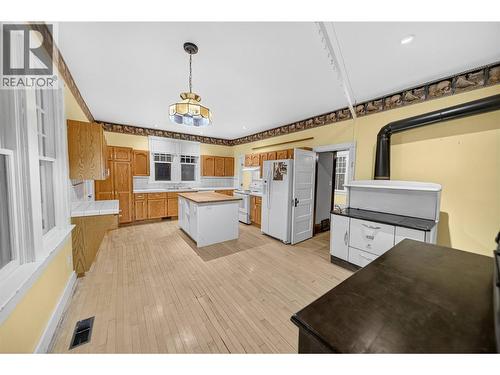 Kitchen - 892 9Th Avenue, Fernie, BC - Indoor Photo Showing Kitchen
