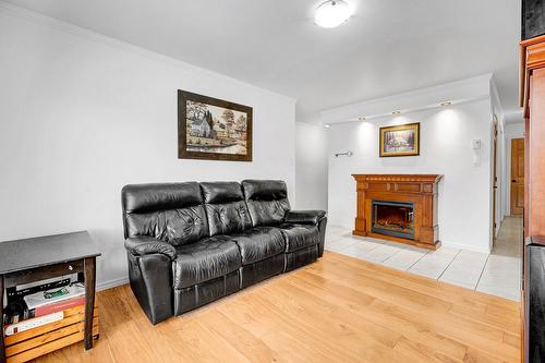 Salon - 402-3360 Rue Charles-Best, Laval (Chomedey), QC - Indoor Photo Showing Living Room With Fireplace