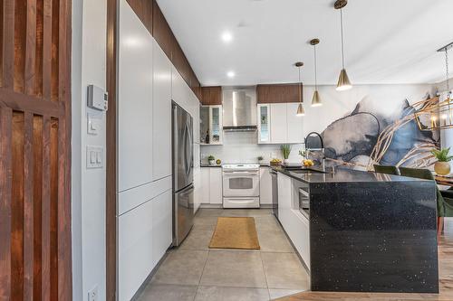 Cuisine - 475 Rue Toussaint, Laval (Sainte-Dorothée), QC - Indoor Photo Showing Kitchen With Double Sink With Upgraded Kitchen