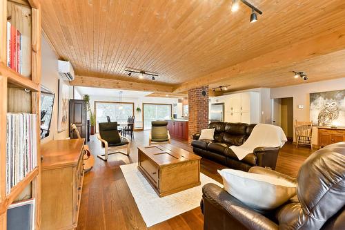 Salon - 31 Rue Thornton N., Coaticook, QC - Indoor Photo Showing Living Room