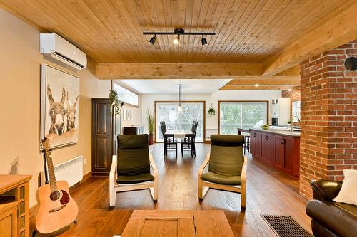 Salon - 31 Rue Thornton N., Coaticook, QC - Indoor