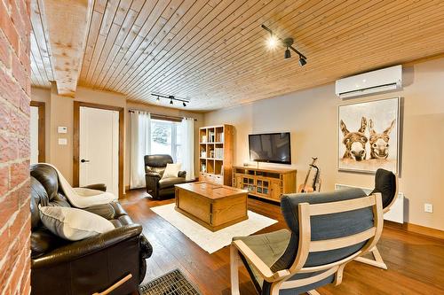 Salon - 31 Rue Thornton N., Coaticook, QC - Indoor Photo Showing Living Room