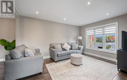 10 Corsham Place, Caledon, ON - Indoor Photo Showing Living Room