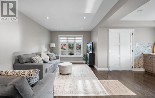 10 Corsham Place, Caledon, ON - Indoor Photo Showing Living Room
