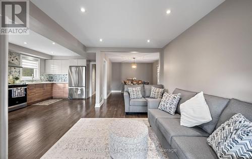 10 Corsham Place, Caledon, ON - Indoor Photo Showing Living Room