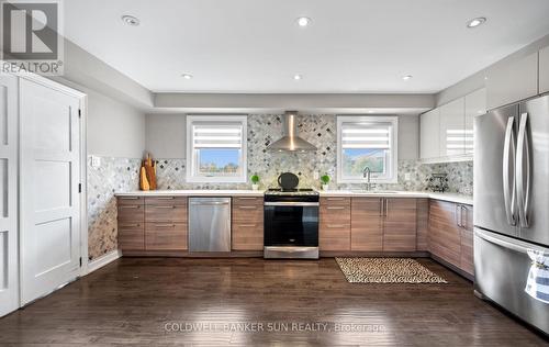 10 Corsham Place, Caledon, ON - Indoor Photo Showing Kitchen With Upgraded Kitchen