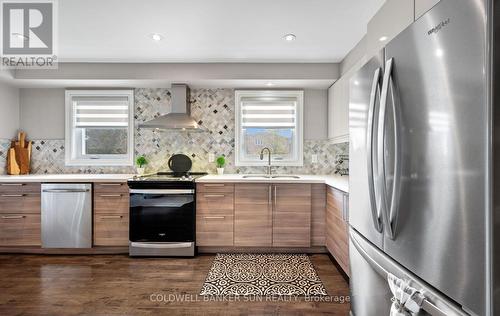 10 Corsham Place, Caledon, ON - Indoor Photo Showing Kitchen With Upgraded Kitchen