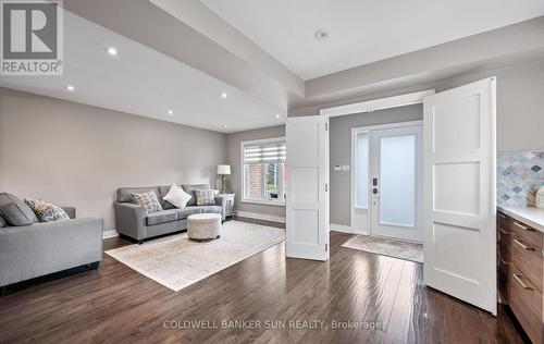 10 Corsham Place, Caledon, ON - Indoor Photo Showing Living Room
