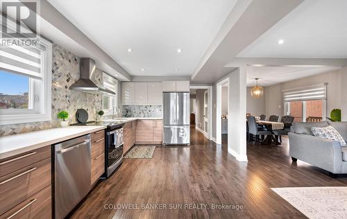 10 Corsham Place, Caledon, ON - Indoor Photo Showing Kitchen With Upgraded Kitchen