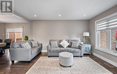 10 Corsham Place, Caledon, ON - Indoor Photo Showing Living Room
