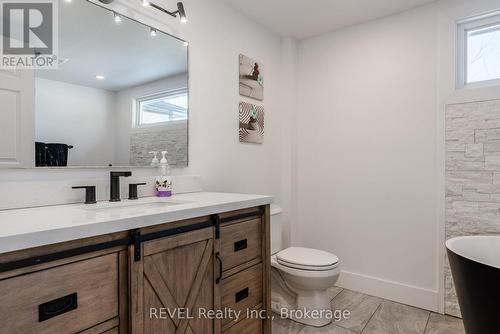 Main floor bathroom - 80 Lighthouse Drive, Haldimand (Dunnville), ON - Indoor Photo Showing Bathroom