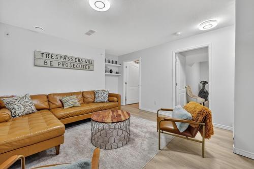667 South Crest Drive, Kelowna, BC - Indoor Photo Showing Living Room