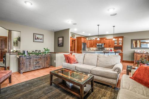 289 Inverness Drive, Coldstream, BC - Indoor Photo Showing Living Room