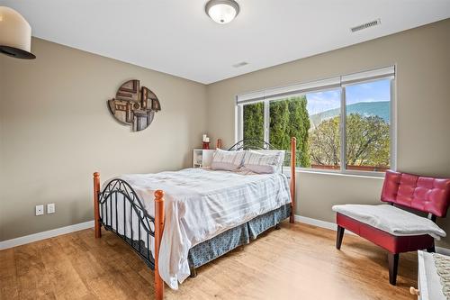 289 Inverness Drive, Coldstream, BC - Indoor Photo Showing Bedroom