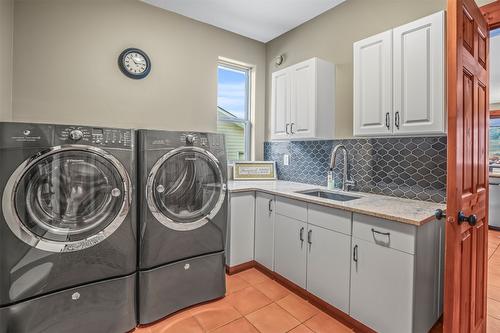289 Inverness Drive, Coldstream, BC - Indoor Photo Showing Laundry Room